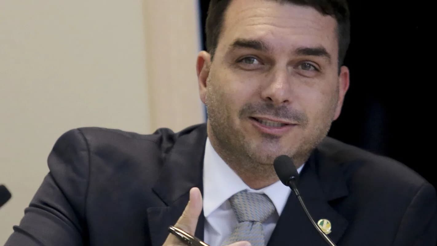 Flávio Bolsonaro fala ao microfone durante audiência no Senado