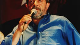 Lula discursa ao microfone em comício do PT (foto de arquivo, 1999)