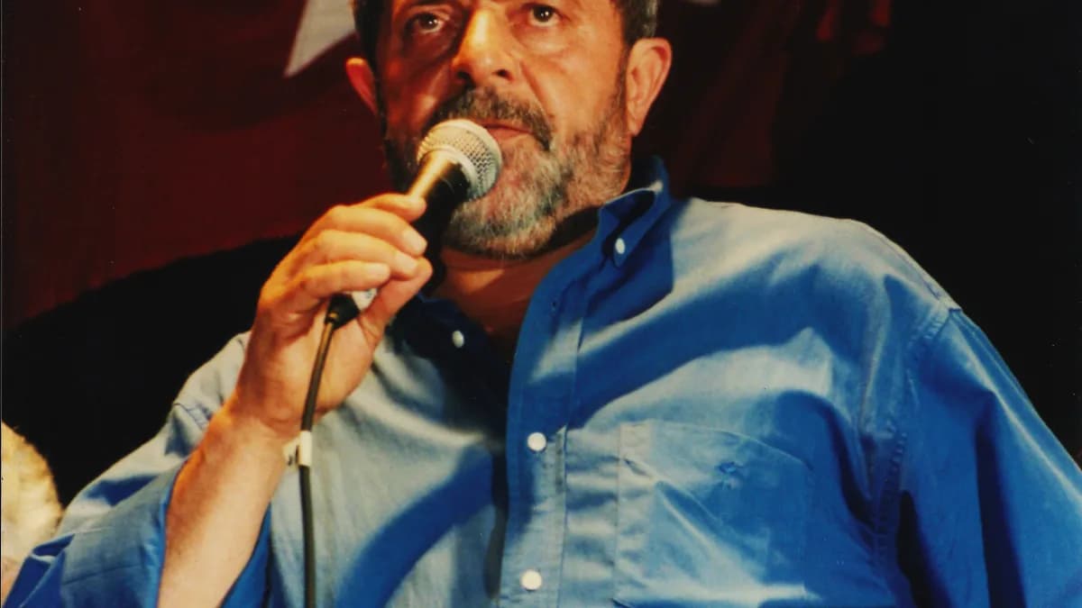 Lula discursa ao microfone em comício do PT (foto de arquivo, 1999)