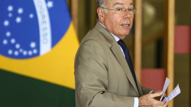 O chanceler Mauro Vieira discursa ao lado da bandeira do Brasil
