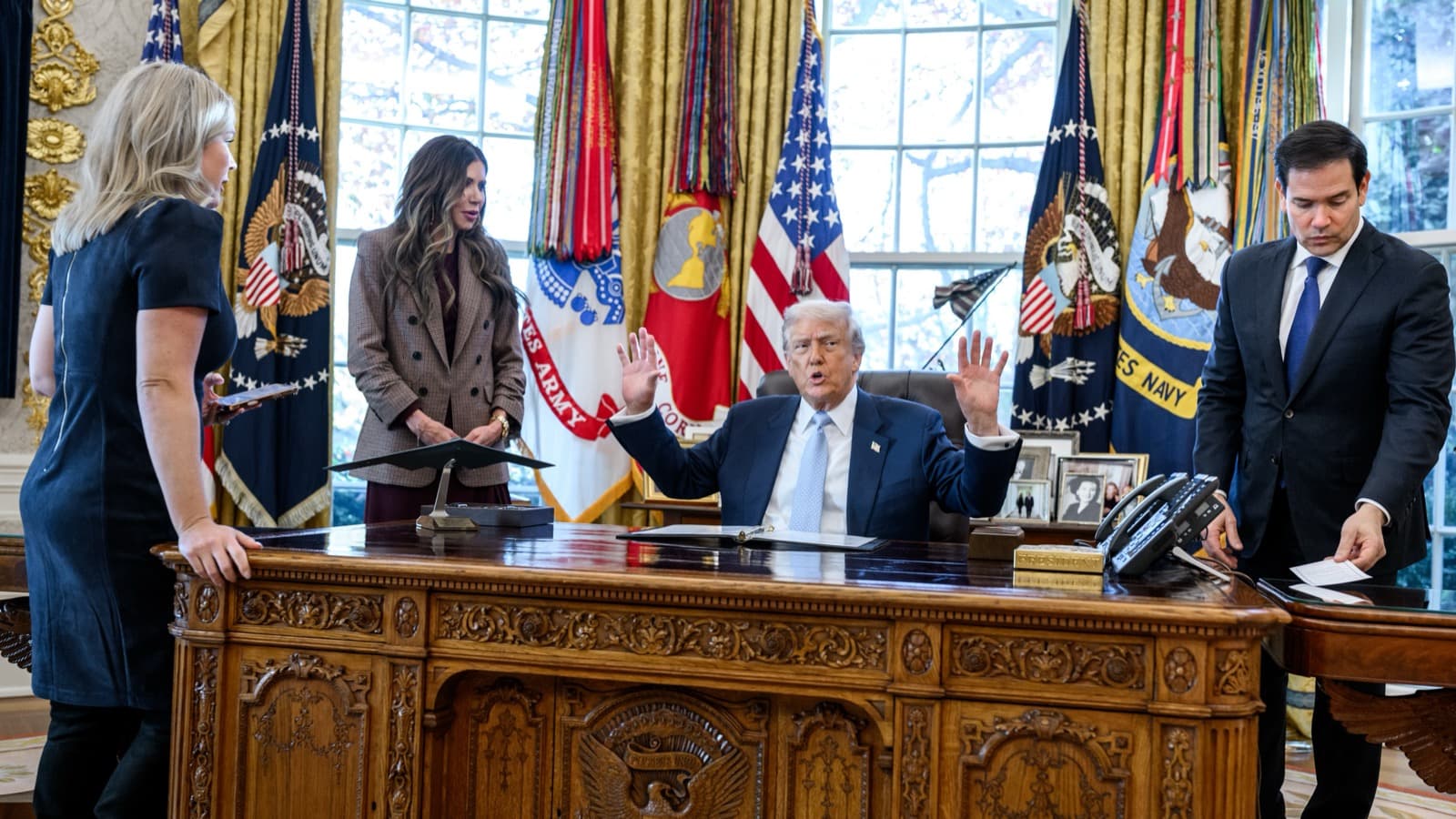 Donald Trump gesticula durante reunião no Salão Oval da Casa Branca, foto de arquivo