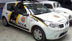 Viatura da Polícia Civil do Rio de Janeiro estacionada, com identificação visual da corporação