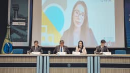 Painel de autoridades em evento sobre proteção de dados pessoais, com logotipo da ANPD ao fundo