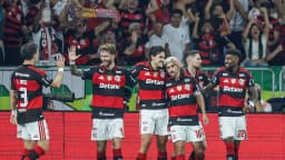 Jogadores do Flamengo comemoram gol na Libertadores 2026 com a torcida ao fundo
