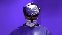 Cirurgião durante procedimento em sala de cirurgia (foto ilustrativa)