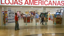 Interior de uma loja das Americanas com clientes circulando entre as prateleiras