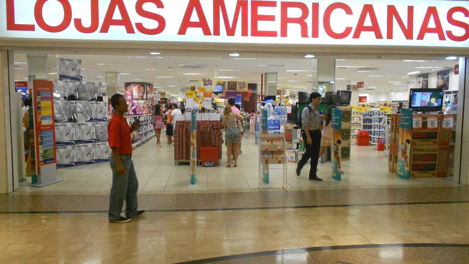 Interior de uma loja das Americanas com clientes circulando entre as prateleiras
