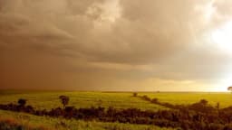 Céu carregado de tempestade sobre área rural