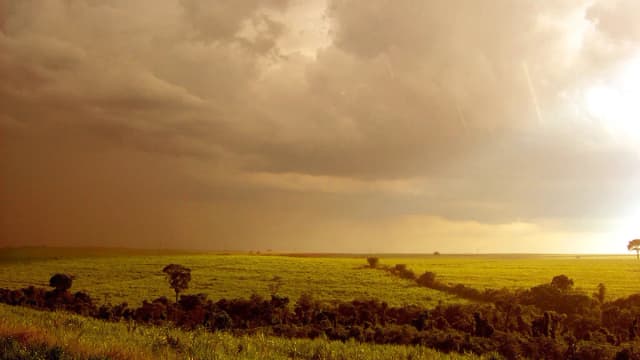 Céu carregado de tempestade sobre área rural