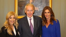 Cindy Crawford ao lado de autoridade em evento público