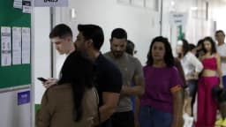 Eleitores em fila para votar durante as eleições de 2026