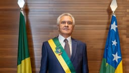 Ronaldo Caiado usa a faixa de governador de Goiás ao lado das bandeiras do Brasil e do estado