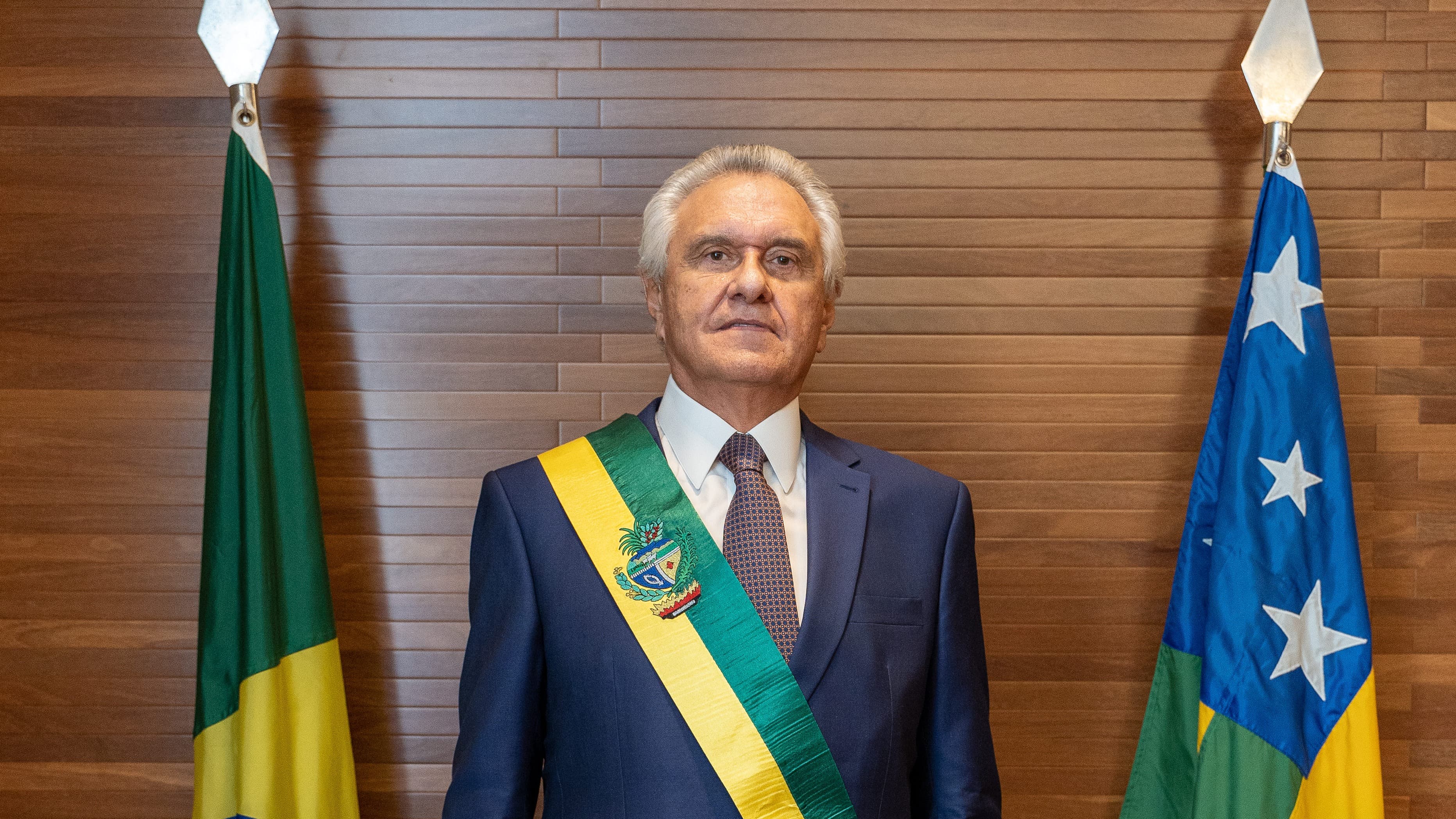 Ronaldo Caiado usa a faixa de governador de Goiás ao lado das bandeiras do Brasil e do estado