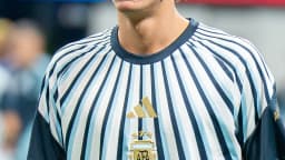 Nico Paz em campo com o uniforme da seleção argentina