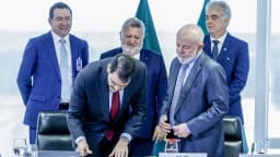 Jorge Messias cumprimenta autoridades em reunião oficial ao lado do presidente Lula