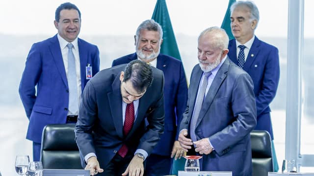 Jorge Messias cumprimenta autoridades em reunião oficial ao lado do presidente Lula