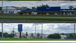 Fachadas das fábricas de tabaco British American Tobacco e Philip Morris em Santa Cruz do Sul (RS)