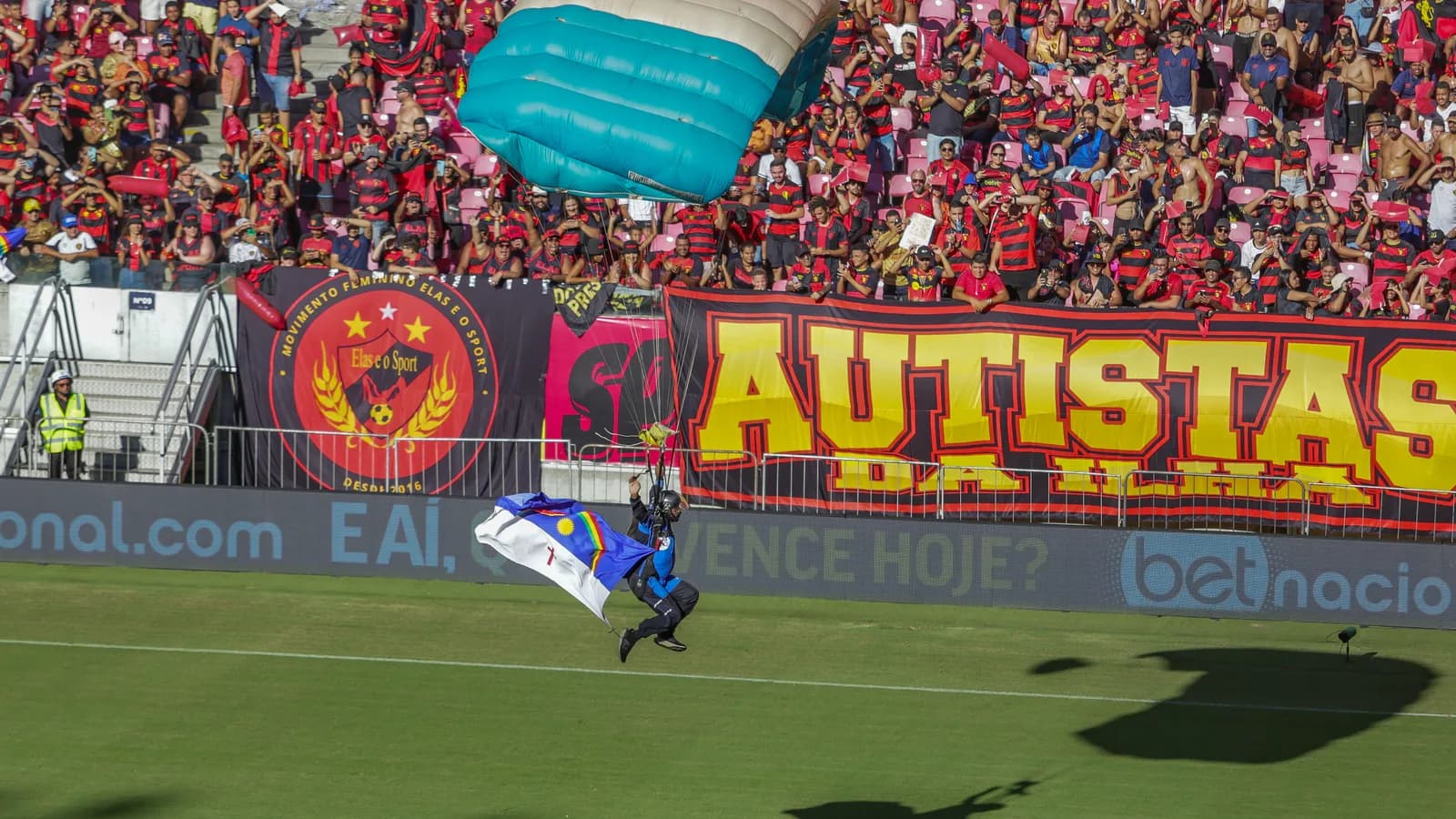 Torcida do Sport Recife lota arquibancada da Ilha do Retiro em foto de arquivo