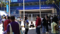 Candidatos em fila à espera da abertura de um local de prova (imagem de arquivo)