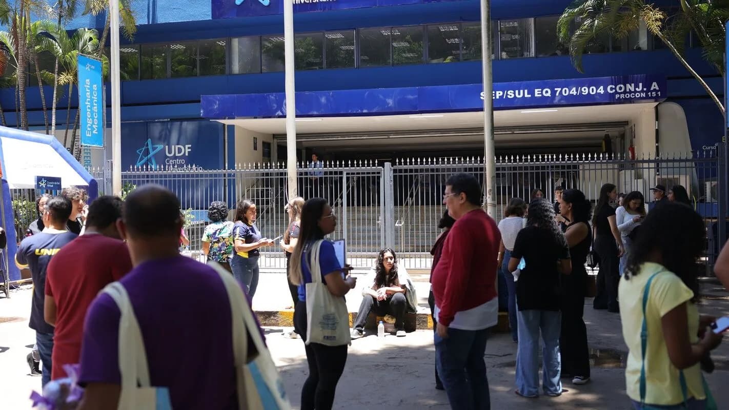Candidatos em fila à espera da abertura de um local de prova (imagem de arquivo)
