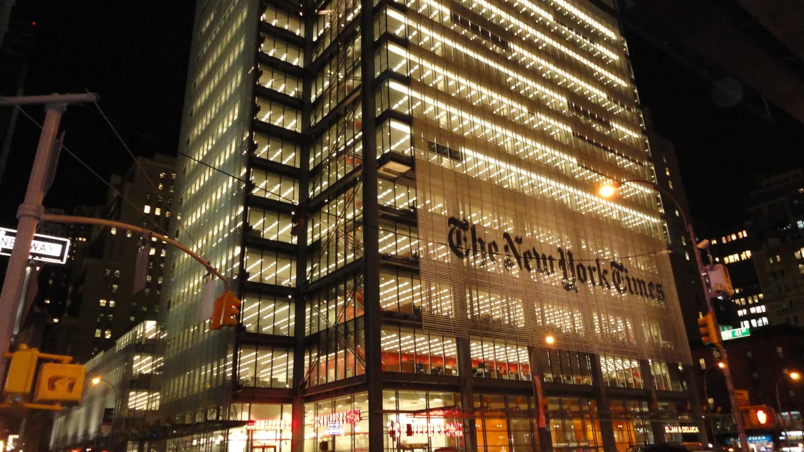 Fachada iluminada da sede do New York Times em Manhattan, à noite