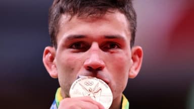 Daniel Cargnin beija medalha olímpica de bronze conquistada em Tóquio 2020, foto de arquivo do judoca