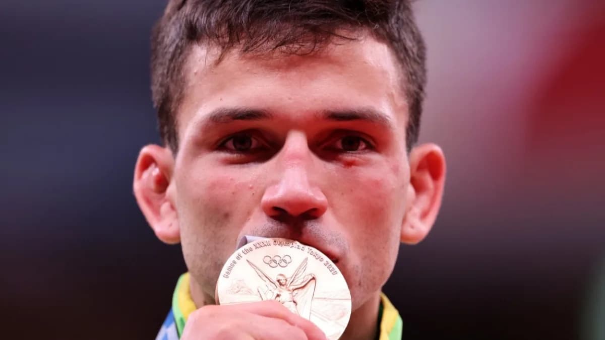 Daniel Cargnin beija medalha olímpica de bronze conquistada em Tóquio 2020, foto de arquivo do judoca
