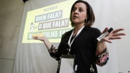 Cristina Tardáguila, fundadora do Observatório Lupa, durante palestra sobre jornalismo e desinformação