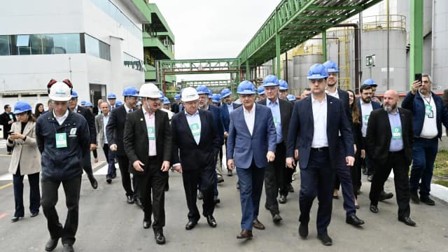 Trabalhadores de capacete em usina de biodiesel, foto de arquivo de outra unidade no Paraná