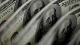 Notas de cem dólares americanos dispostas em leque