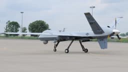 Drone militar MQ-9 Reaper dos Estados Unidos estacionado em pista de pouso