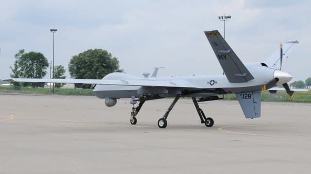 Drone militar MQ-9 Reaper dos Estados Unidos estacionado em pista de pouso