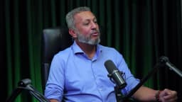 Ricardo Pereira fala sobre empreendedorismo feminino durante entrevista no estúdio da TV Sim Brasil