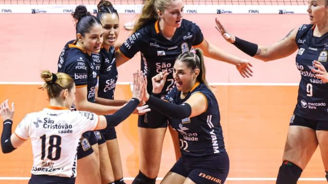 Jogadoras do Osasco comemoram ponto em quadra de vôlei