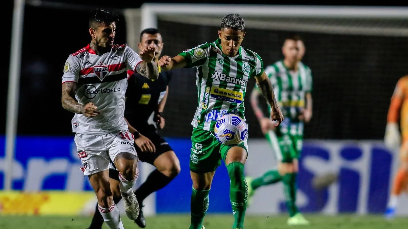 Jogadores do São Paulo em campo durante partida do Brasileirão