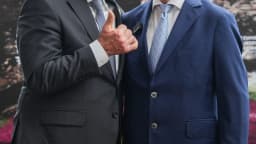 Lula sorri e faz sinal de positivo ao lado do presidente da Colômbia em evento internacional