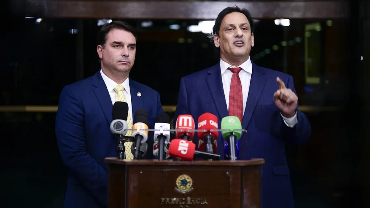 Senador Flávio Bolsonaro fala em entrevista coletiva em frente a microfones de emissoras de TV e rádio