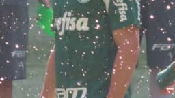 Agustin Giay, lateral do Palmeiras, em campo com a camisa do clube