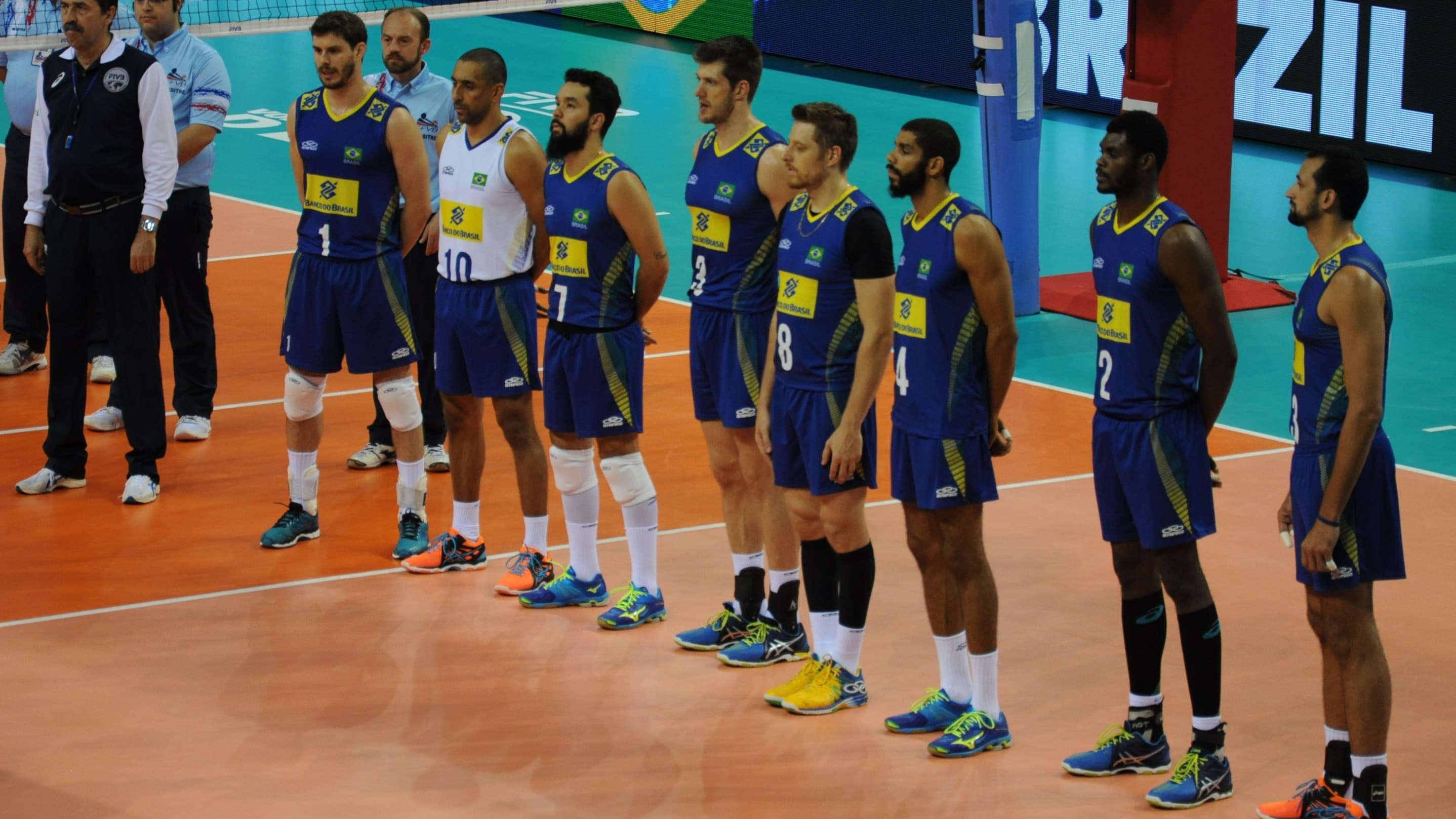 Seleção brasileira masculina de vôlei perfilada em quadra antes de partida, foto de arquivo