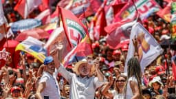 Lula acena para multidão com bandeiras vermelhas em ato de campanha em Ceilândia, no Distrito Federal