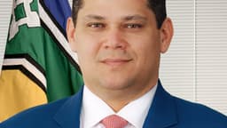 Davi Alcolumbre, presidente do Senado, em foto oficial de arquivo, com a bandeira do Amapá ao fundo