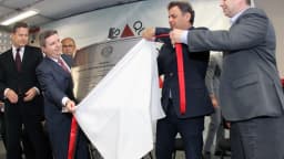 Autoridades descerram placa de inauguração do primeiro presídio-PPP de Minas Gerais, em Ribeirão das Neves (foto de arquivo, 2013)