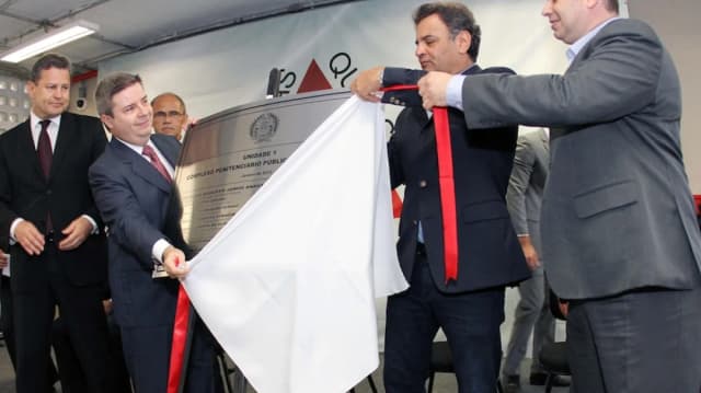 Autoridades descerram placa de inauguração do primeiro presídio-PPP de Minas Gerais, em Ribeirão das Neves (foto de arquivo, 2013)