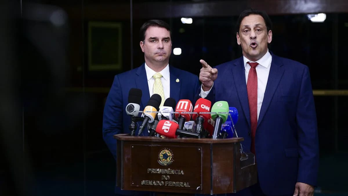 Flávio Bolsonaro fala à imprensa em coletiva no Senado