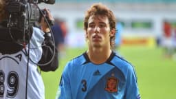 Alejandro Grimaldo, do Atlético de Madrid, em campo com o uniforme da seleção espanhola