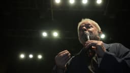 Lula discursa ao microfone em evento público (foto de arquivo, sem relação com o fato desta matéria)