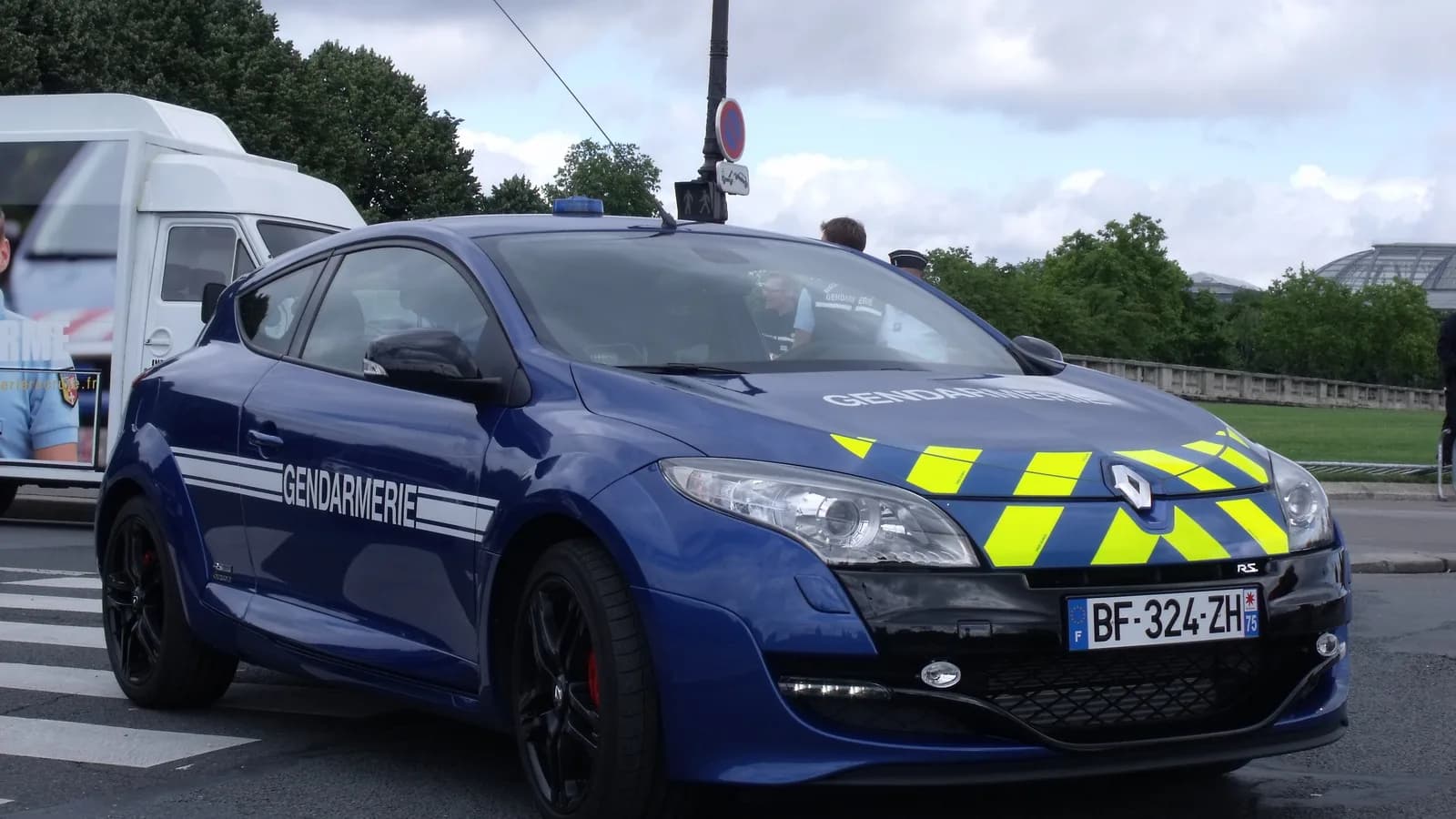 Carro da Gendarmerie Nacional francesa em patrulhamento de rua