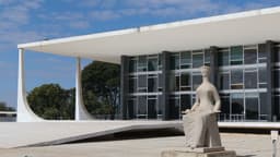Fachada do prédio do Supremo Tribunal Federal em Brasília, com a escultura A Justiça em primeiro plano
