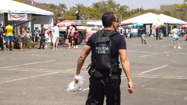 Policial civil durante policiamento em evento público