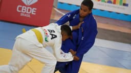 Judocas disputam luta em competição de judô juvenil no Brasil